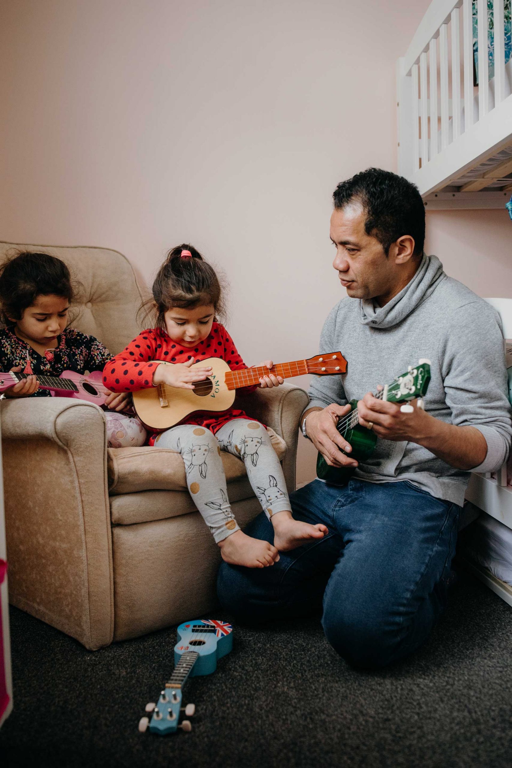 kiwi dads tupa'i peter peilua playing and baking with children photos by sarah weber photography